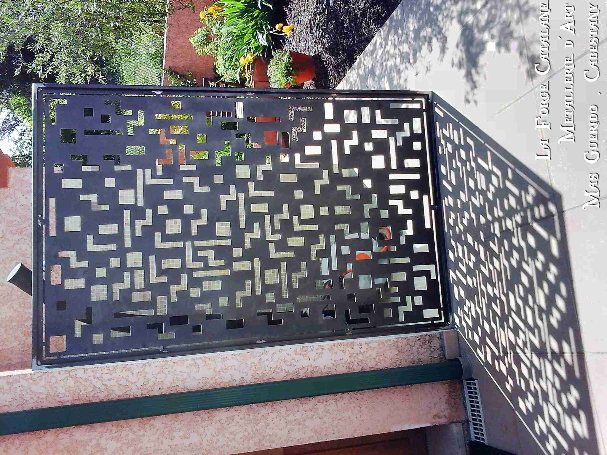 paravent fer decoupe motif formes geometriques  laser forge catalane.jpg